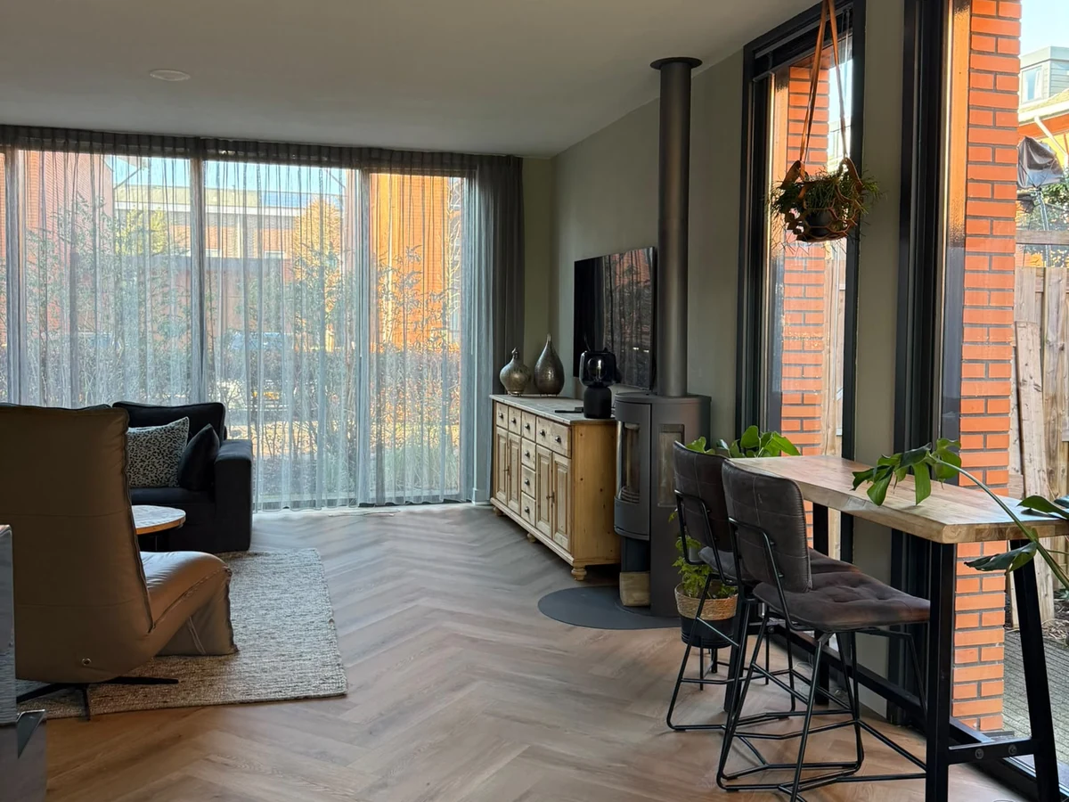 Afgewerkte visgraatvloer in een woonkamer